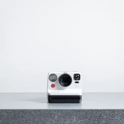 1907 IMPOSSIBLE Appareil photo Polaroid Now - Noir & Blanc