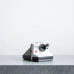 1907 IMPOSSIBLE Appareil photo Polaroid Now - Noir & Blanc