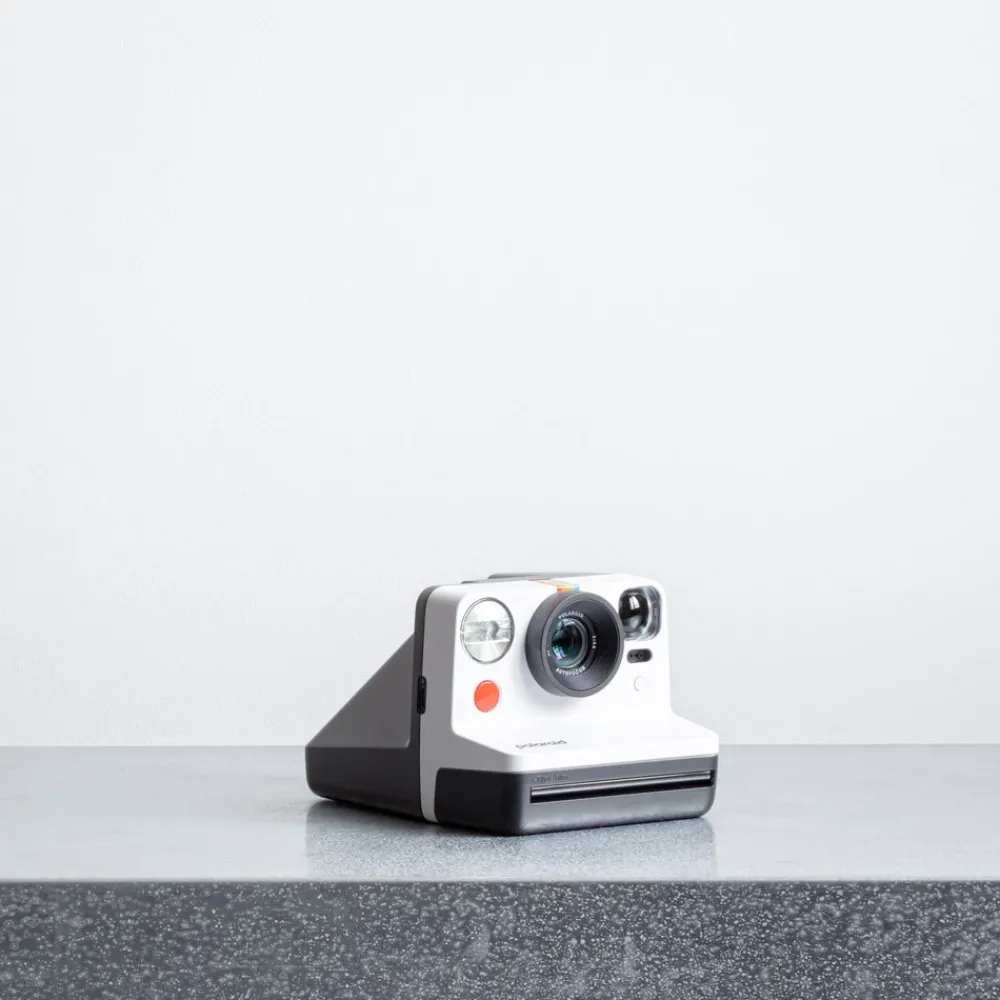 1907 IMPOSSIBLE Appareil photo Polaroid Now - Noir & Blanc