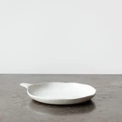 259 SERAX Assiette poêlon La Mère - Ebony Blanc
