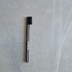 1162 AEGIS PHARMA Brosse à dents - Noir - Marvis