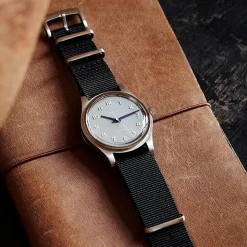 MERCI Montre LMM-H01 : HODINKEE (Mécanique)