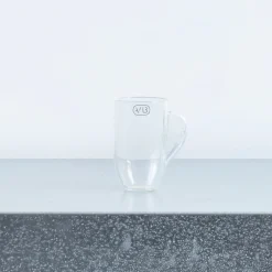 1067 LAURENCE BRABANT Petite tasse en verre à anse creuse - Transparent