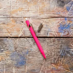 252 CARAN D ACHE Porte-mine - Fluo Pourpre