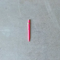 252 CARAN D ACHE Stylo bille - Fluo Pourpre - Caran d'Ache
